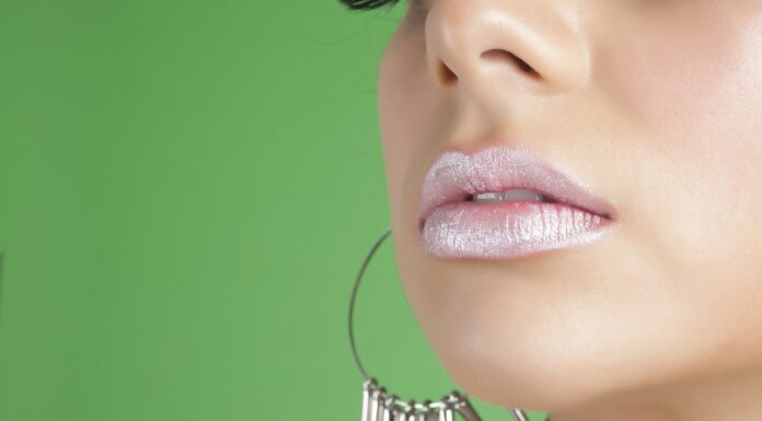 Matita labbra trasparente: a cosa serve e come si usa Matita labbra trasparente